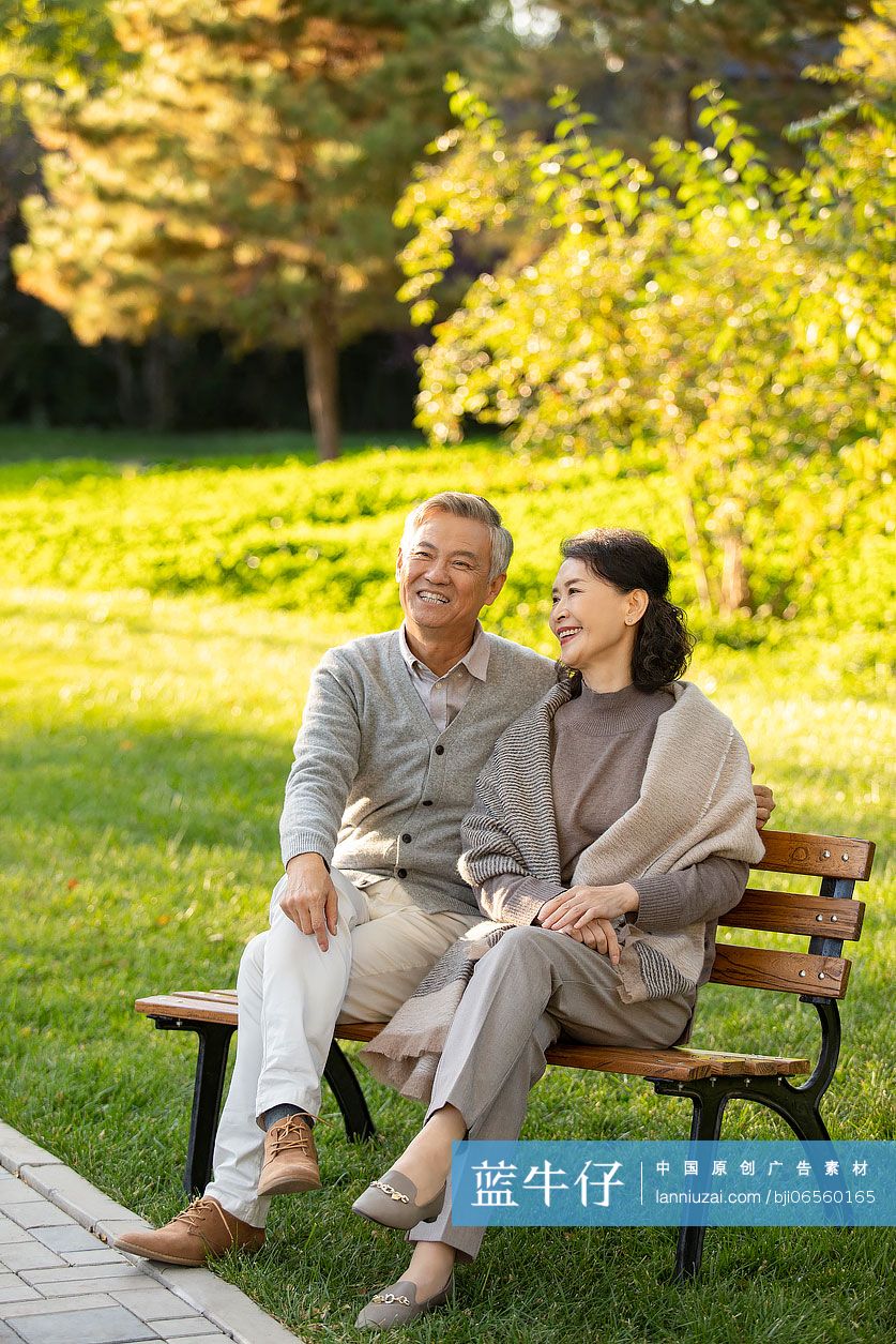 老年夫妇在公园放松身心