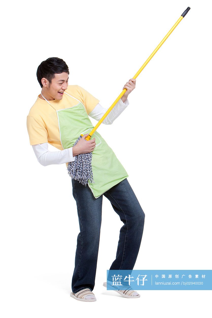 居家青年男性和拖把
