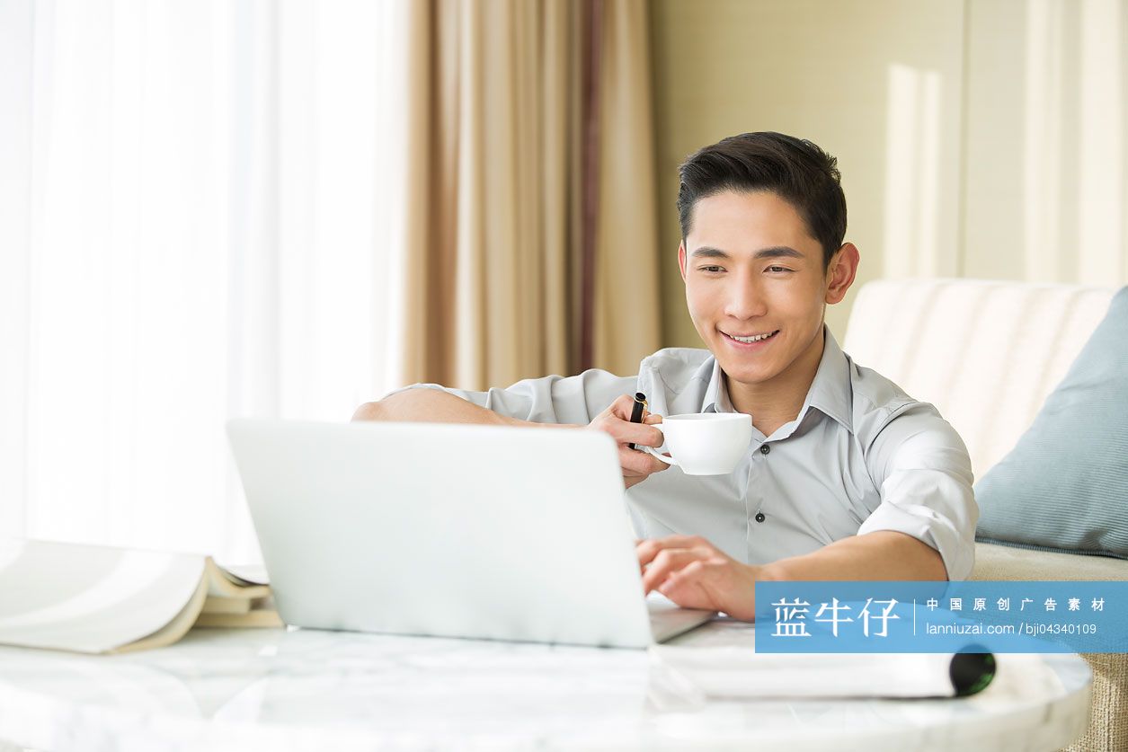 年轻男子在家工作