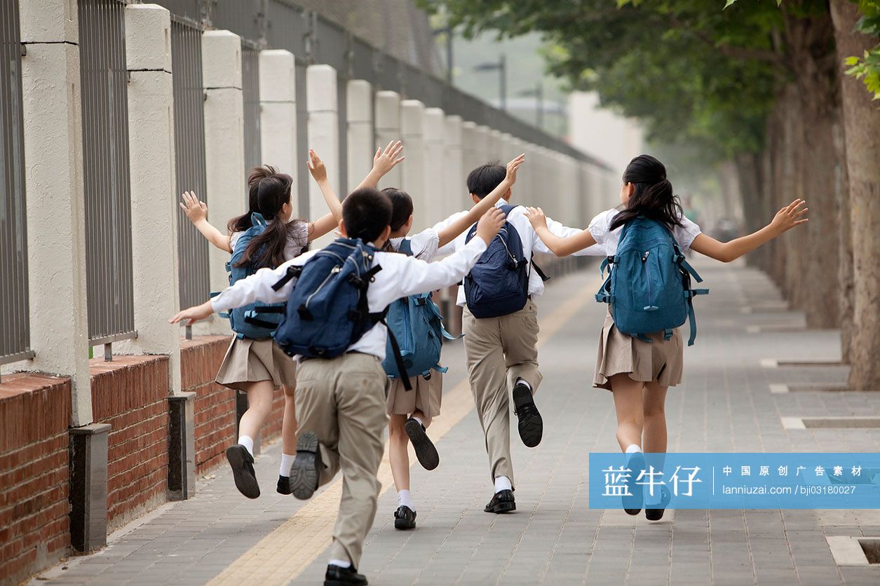 活泼的小学生在路上