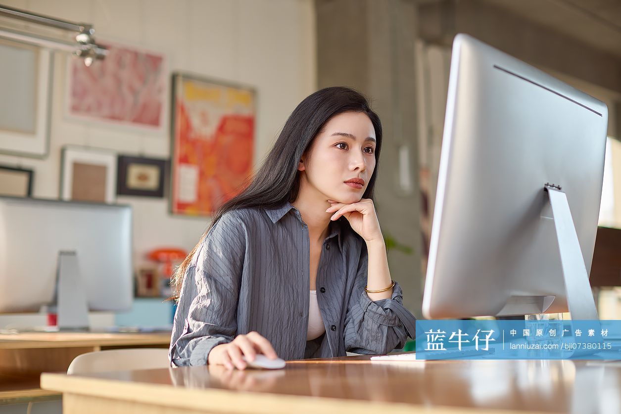 商务人士专注投入地处理工作