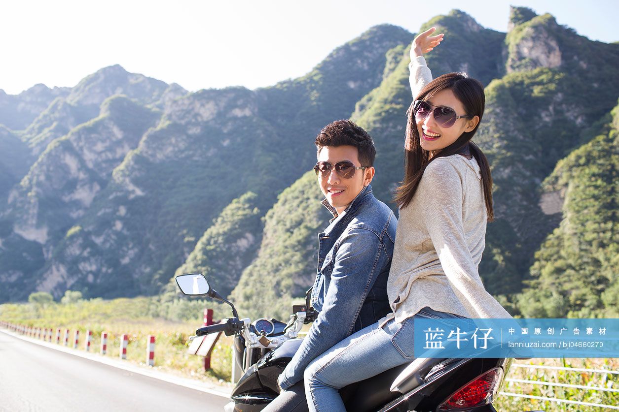 年轻情侣骑摩托车兜风