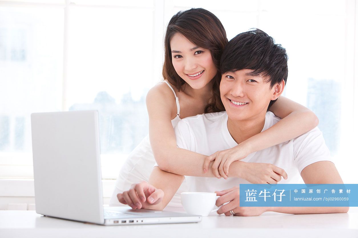 青年夫妇用笔记本电脑-蓝牛仔影像-中国原创广告影像素材