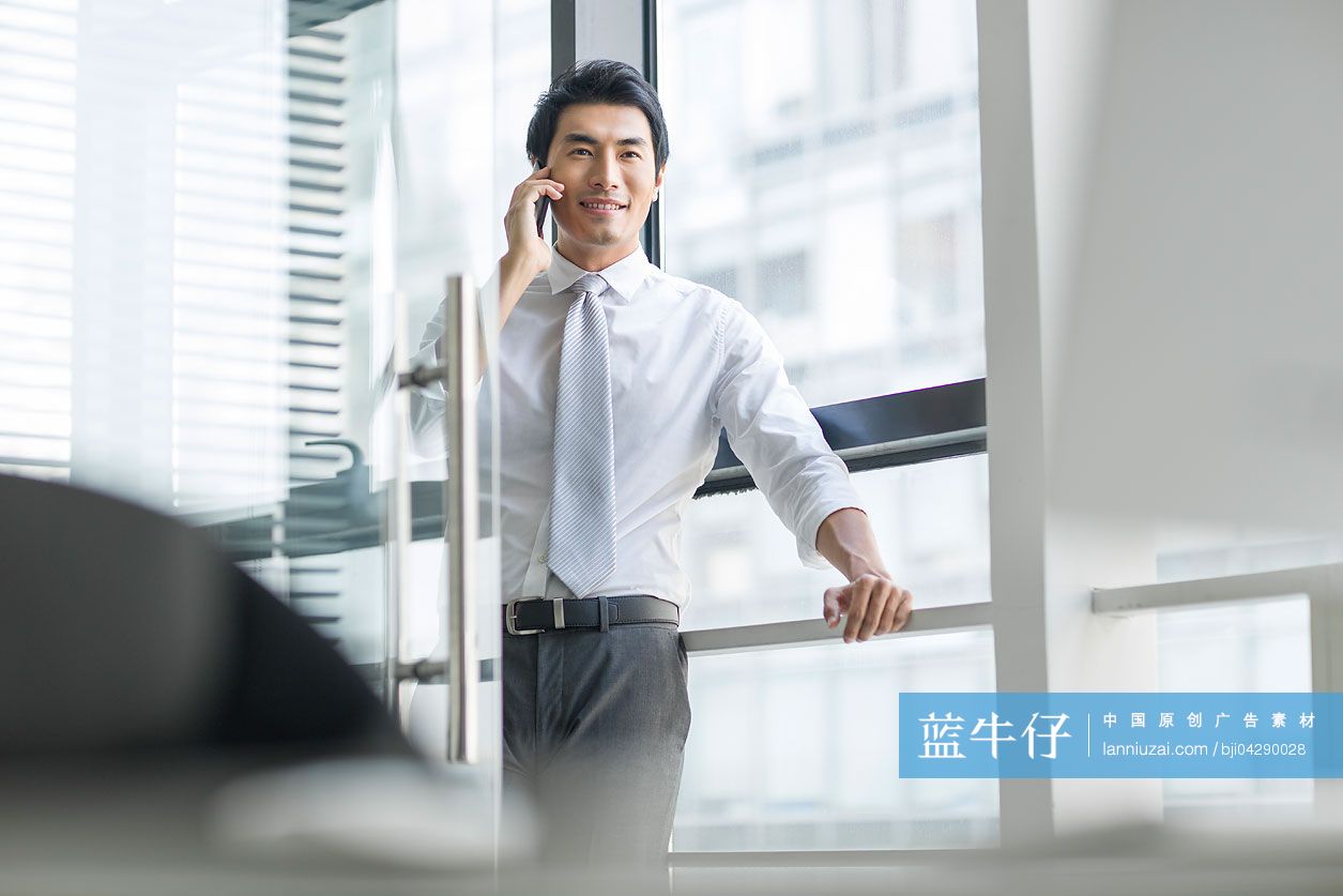 商务男士在办公室打电话