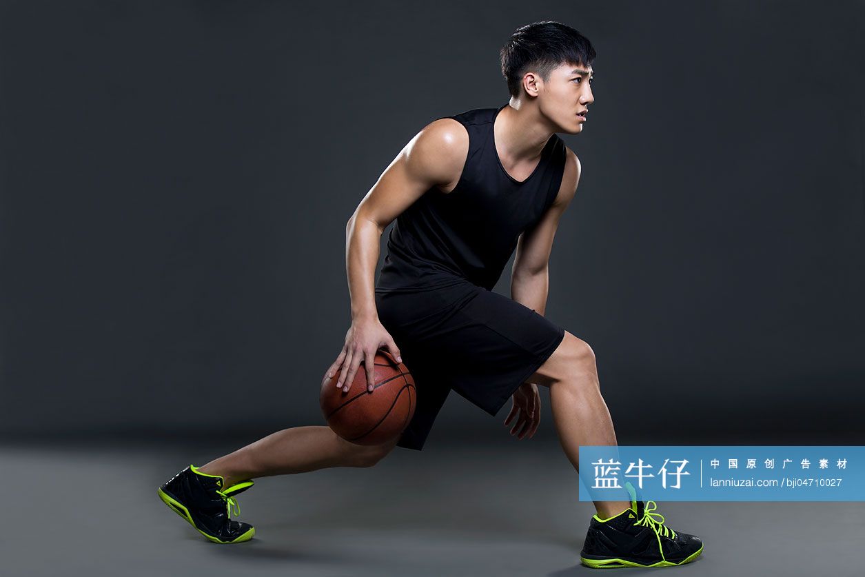 年轻男子打篮球