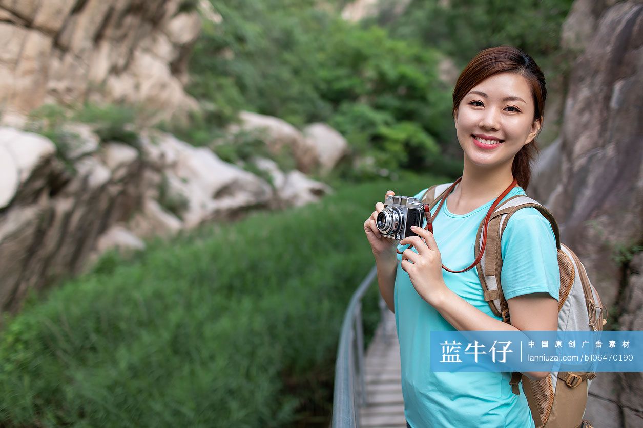 快乐的年轻女子户外拍摄美景