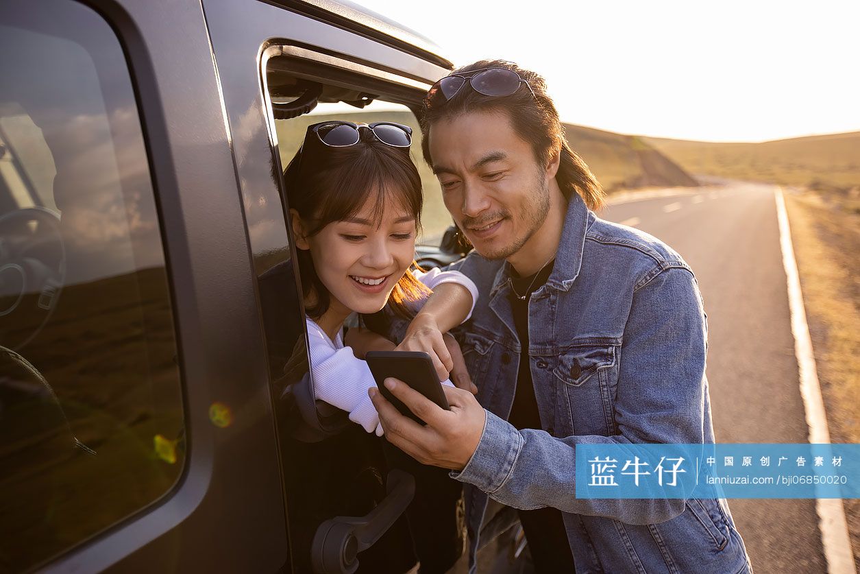 快乐的情侣享受自驾游