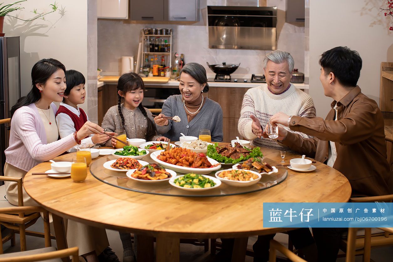 快乐家庭吃新年团圆饭