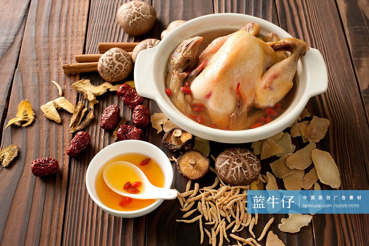 小鸡炖蘑菇和配料