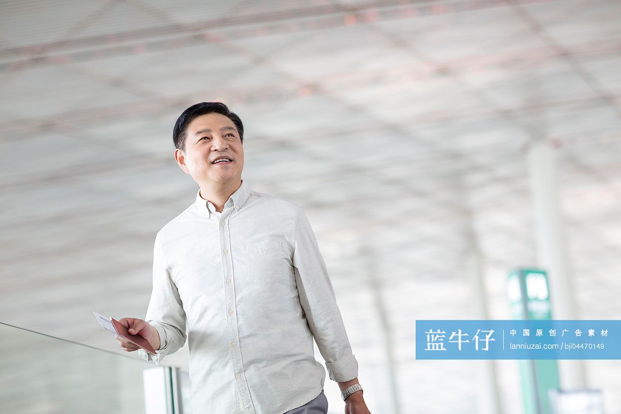 成熟中年男人在机场候机