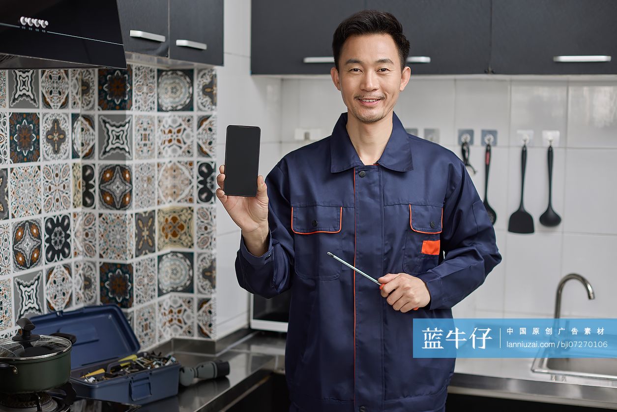 修理工修厨房用具