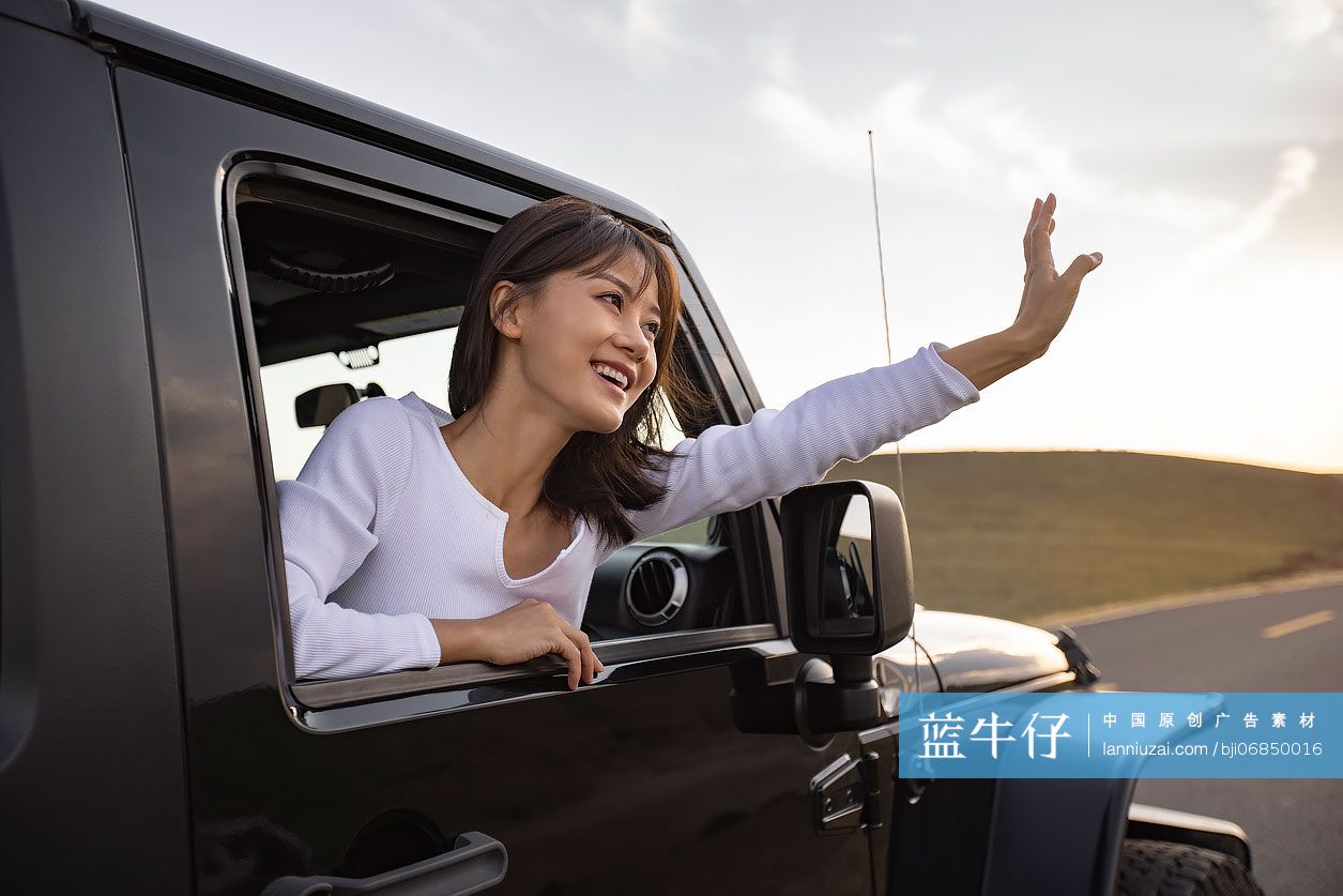 快乐的年轻女子欣赏车窗外的美景