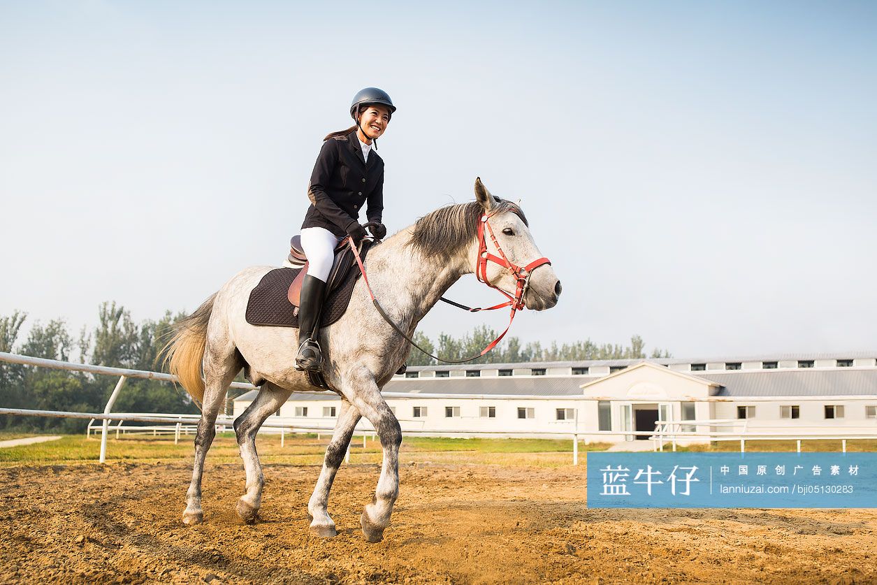 年轻女子骑马
