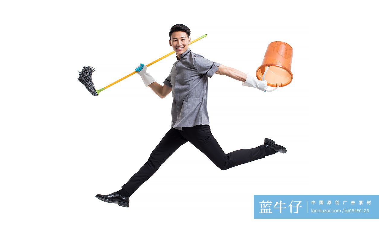 开心的保洁员拿着拖把和水桶