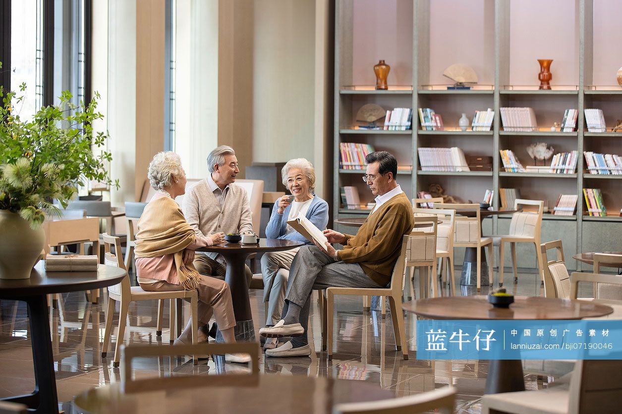 老年朋友们书吧看书聊天