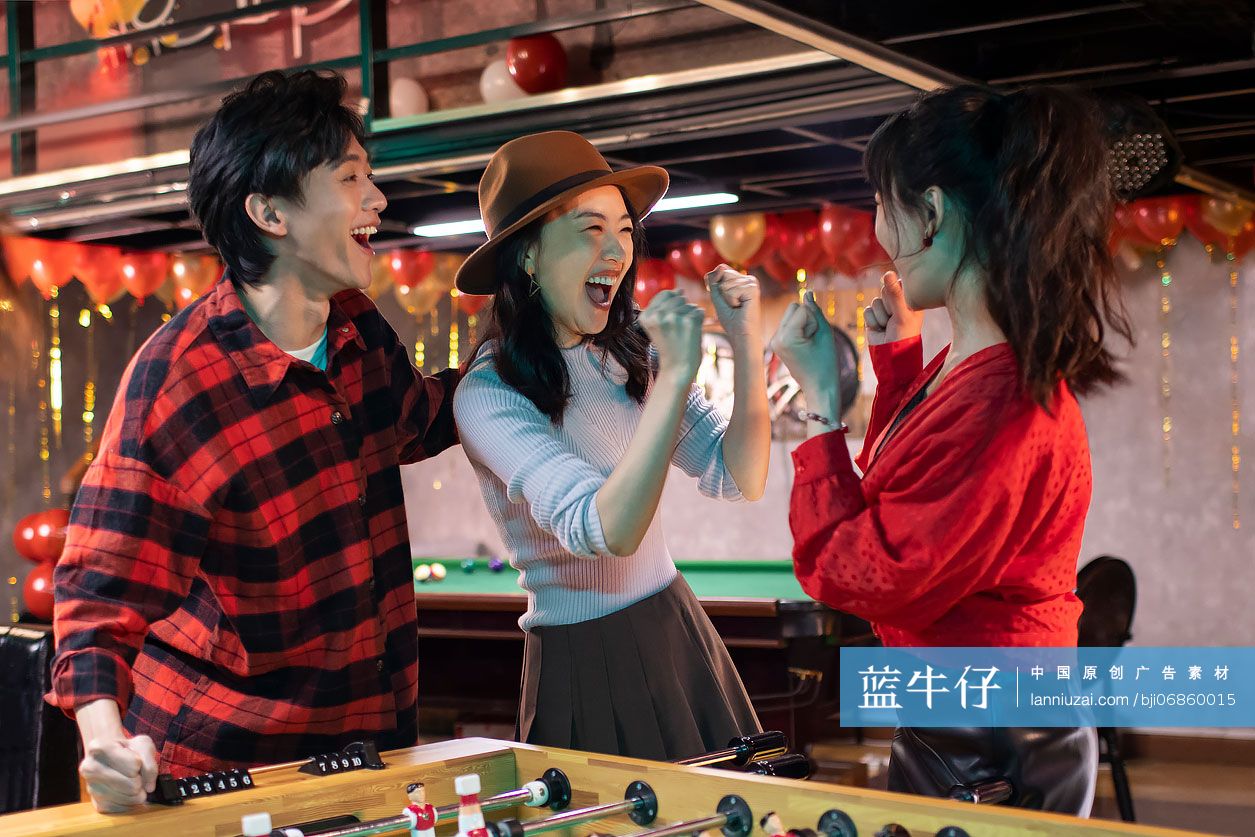 快乐的年轻人玩桌上足球