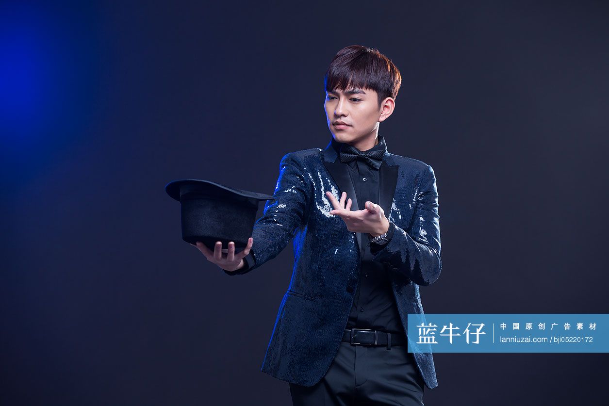 年轻魔术师变魔术