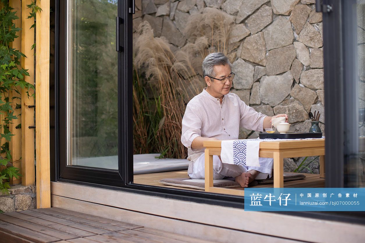 老年男子在茶室里品茶-蓝牛仔影像-中国原创广告影像素材