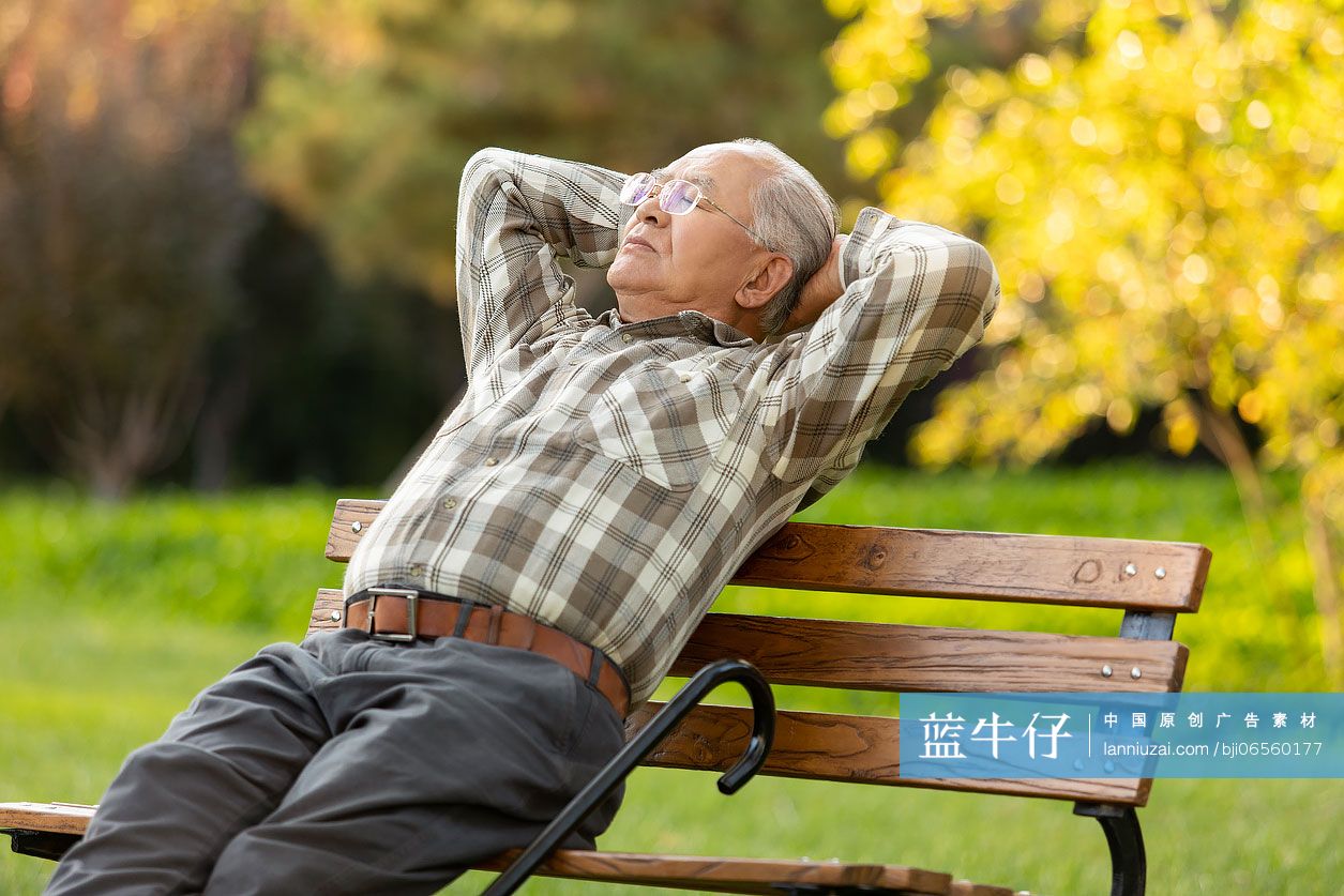 老年人在公园放松身心