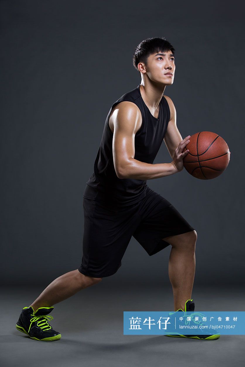 年轻男子打篮球