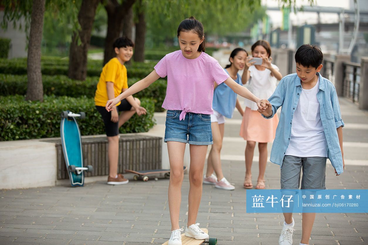 青少年在公园玩耍