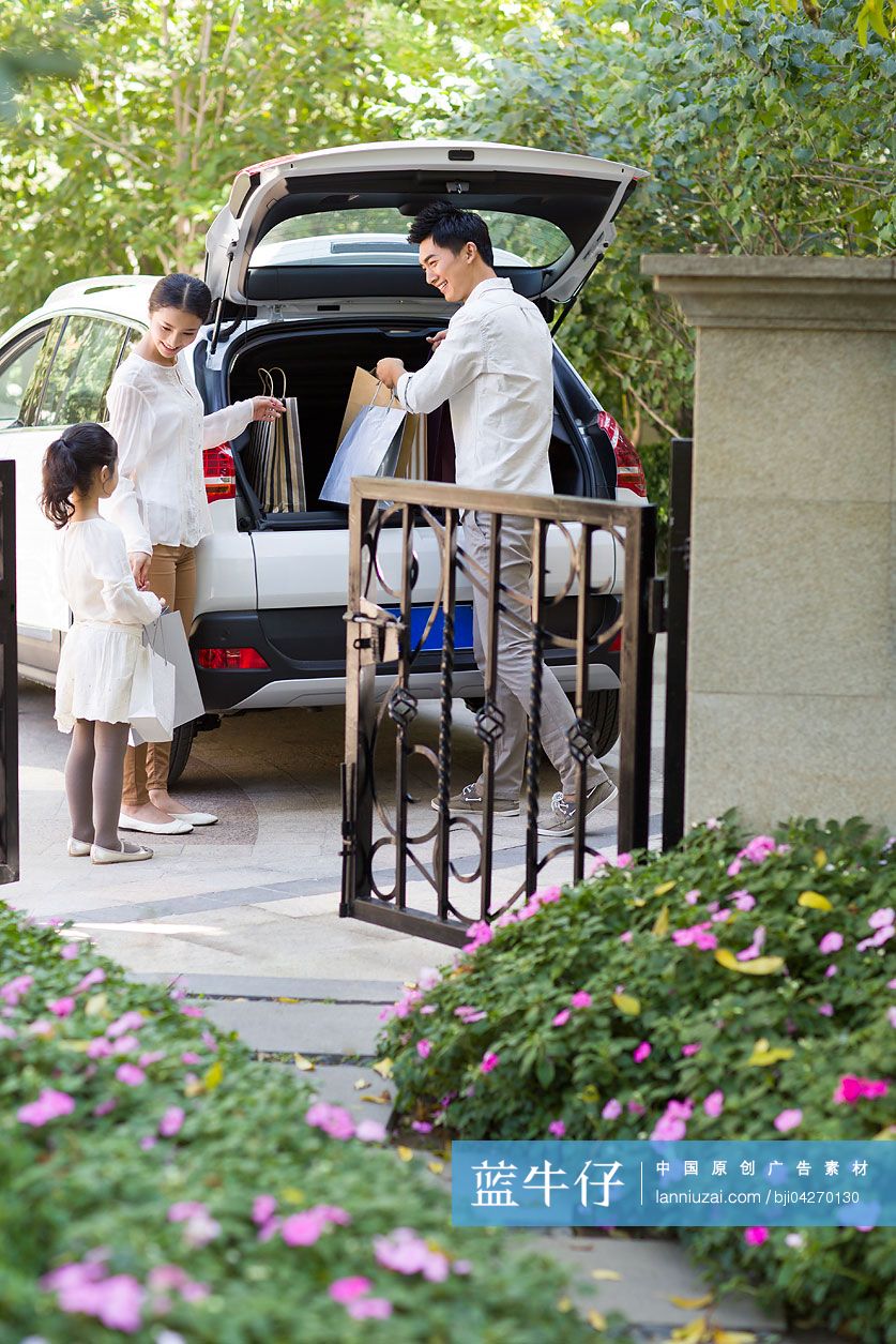 三口之家购物回来