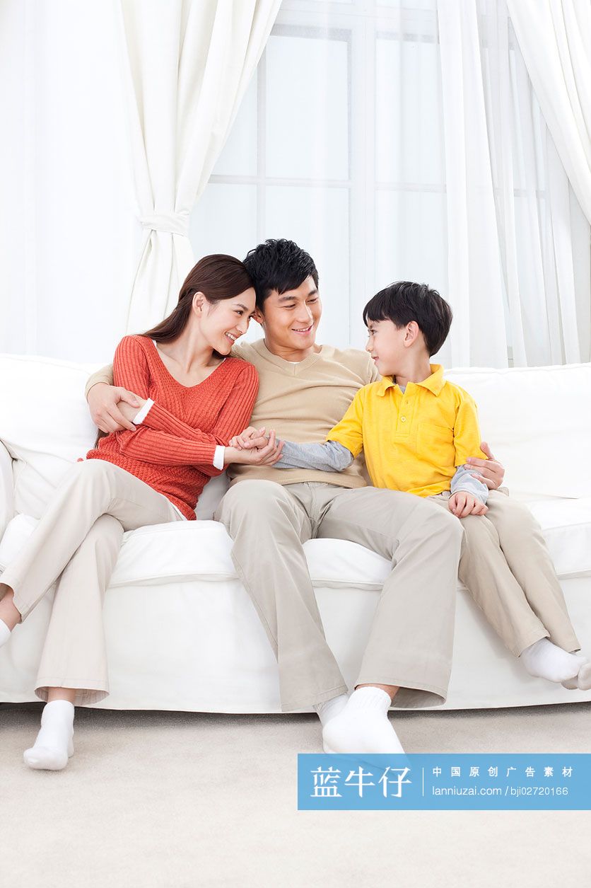 一家三口坐在沙发上
