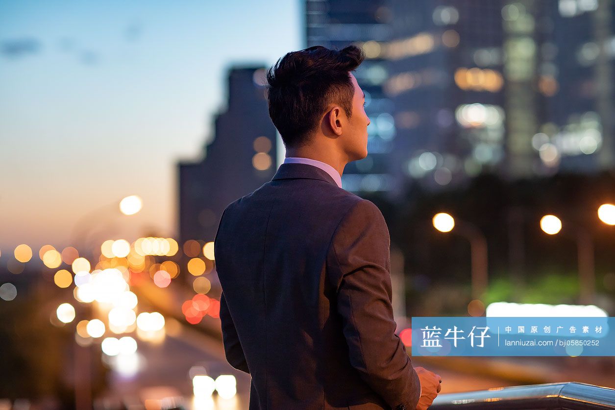 自信的年轻商务男士