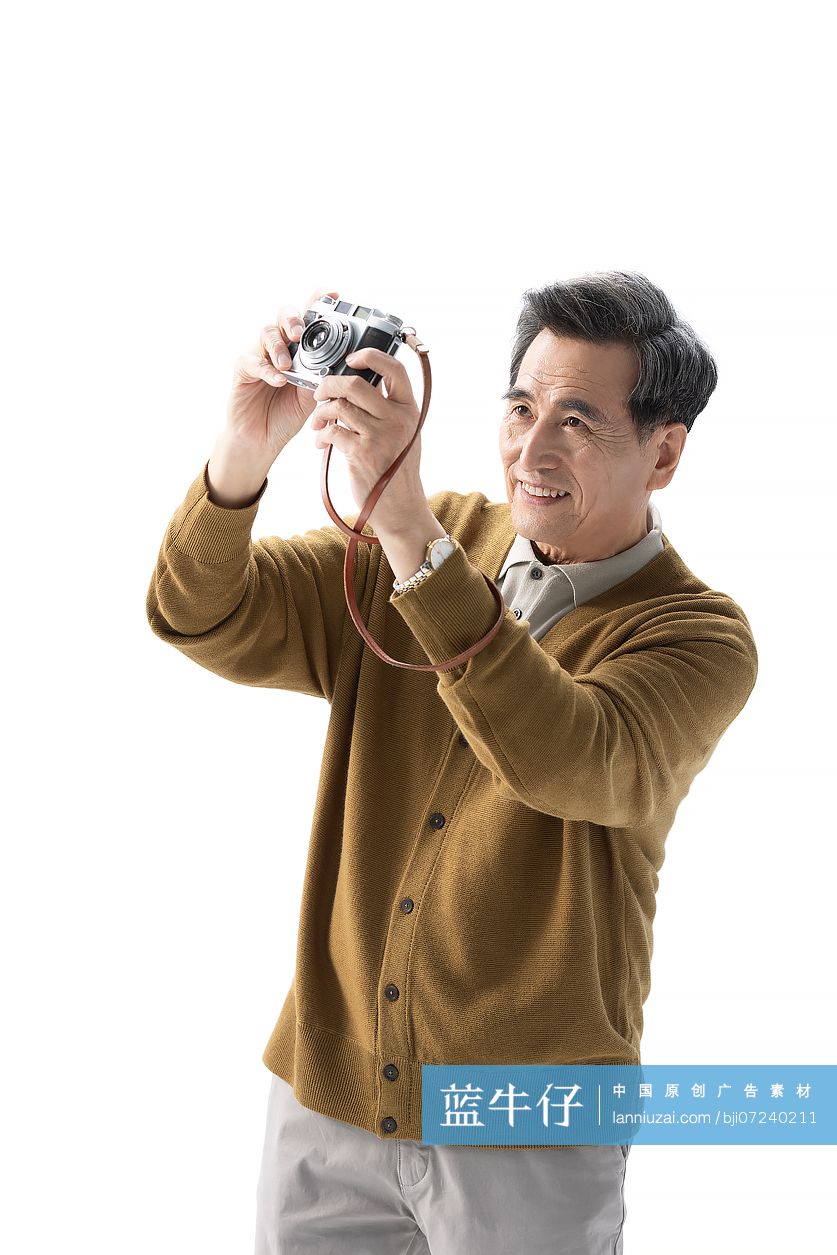 老年男子拿相机拍照