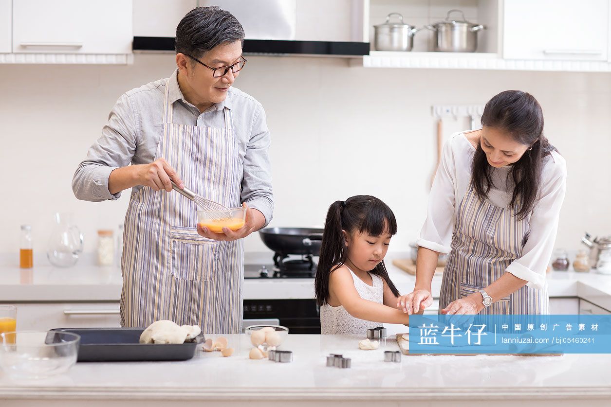 快乐小女孩和爷爷奶奶在厨房制作饼干