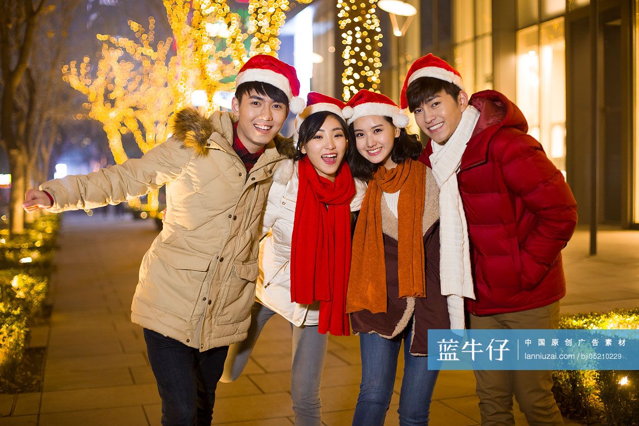 快乐的年轻人过圣诞节