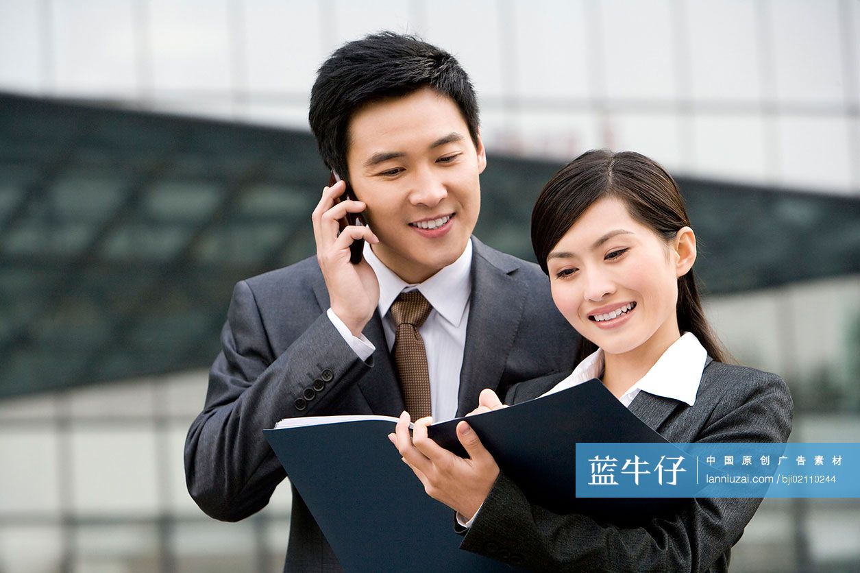 商务人士看文件