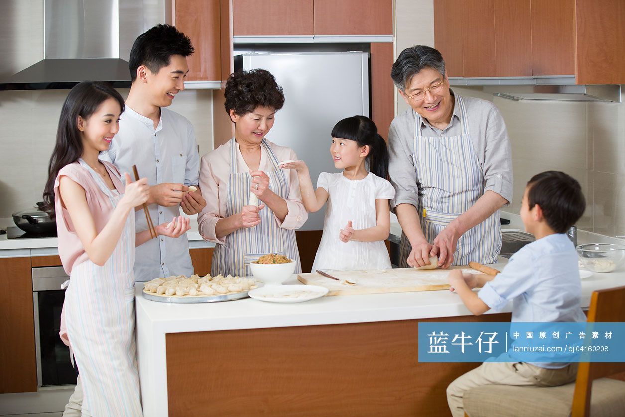 快乐一家人包饺子