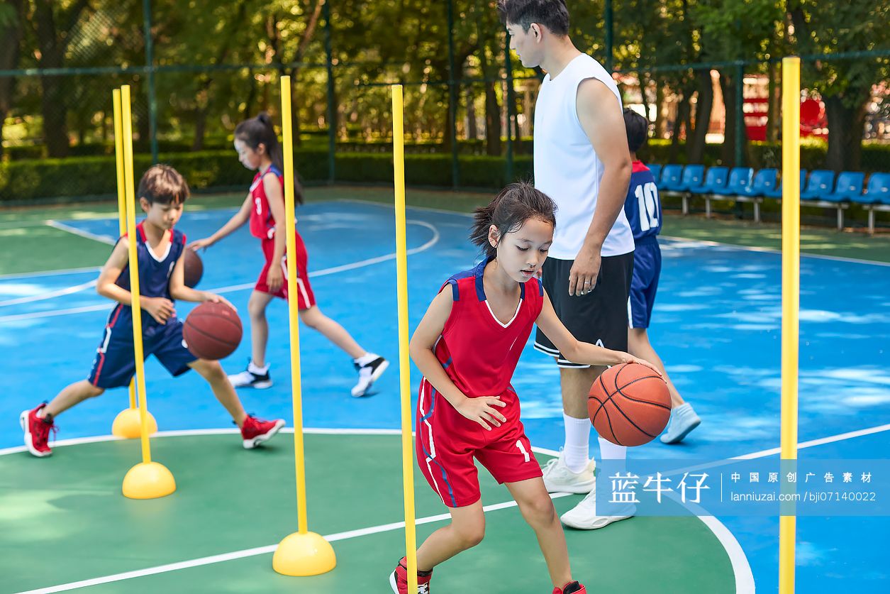 孩子们上篮球课