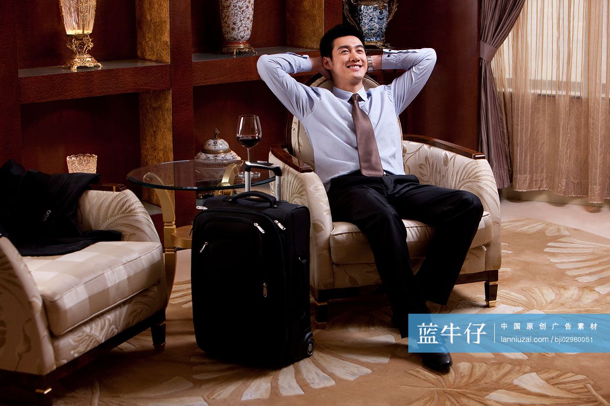 刚下榻酒店的商务男士