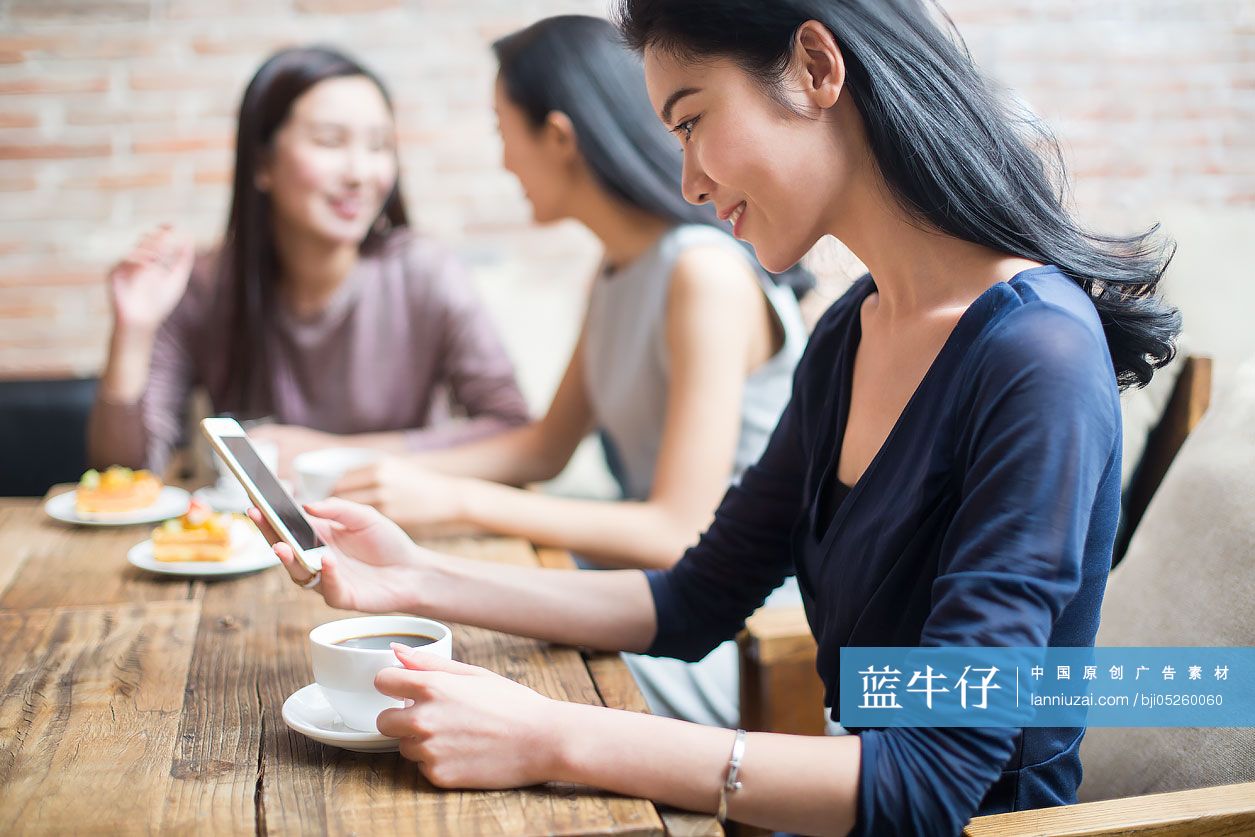 闺蜜在咖啡馆喝咖啡