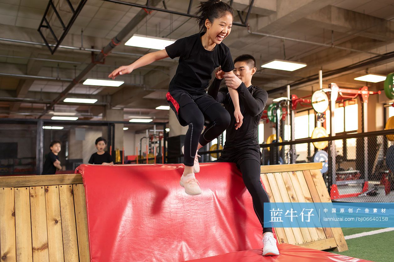 儿童在教练的指导下进行体能训练