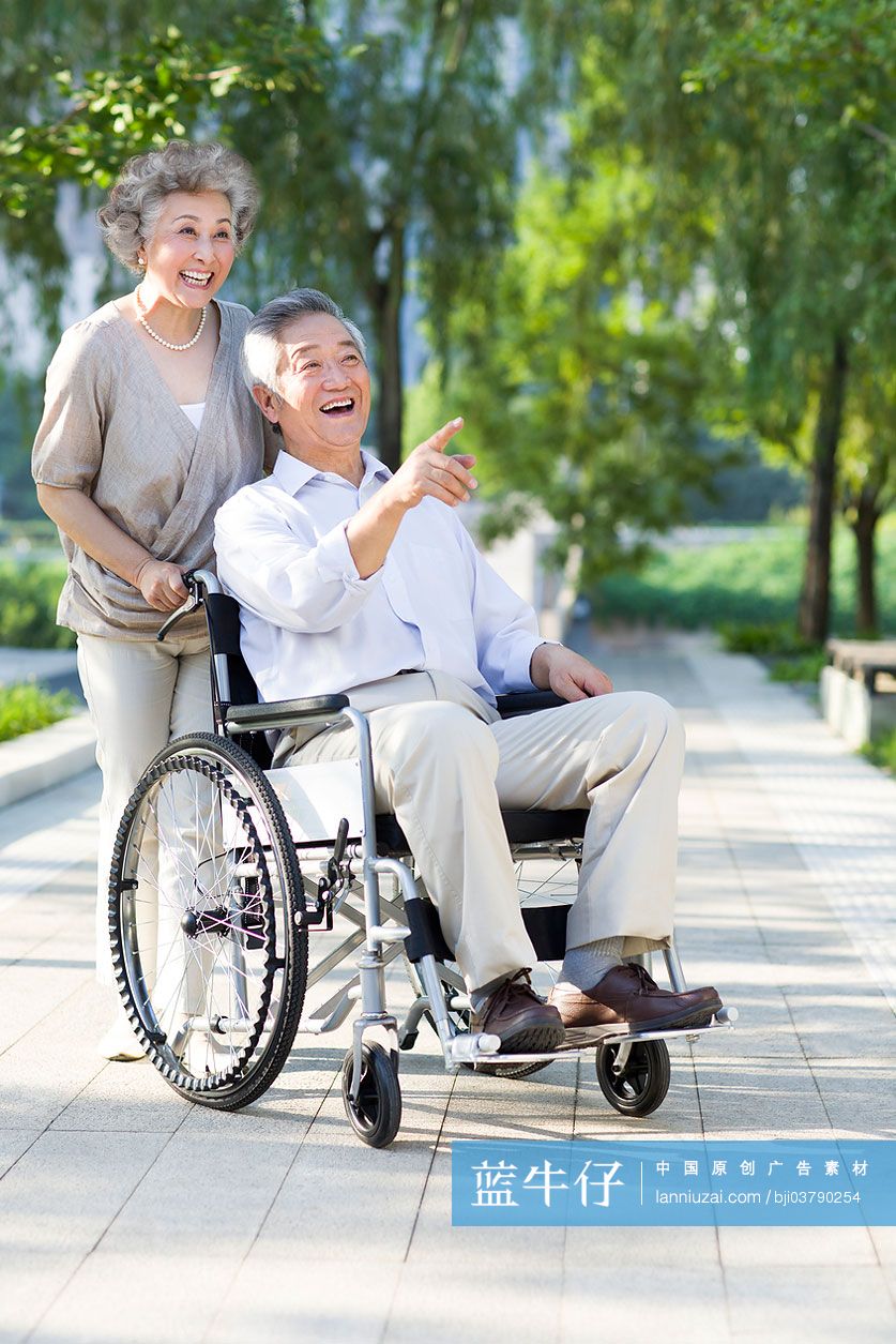 老人推着坐轮椅的老伴