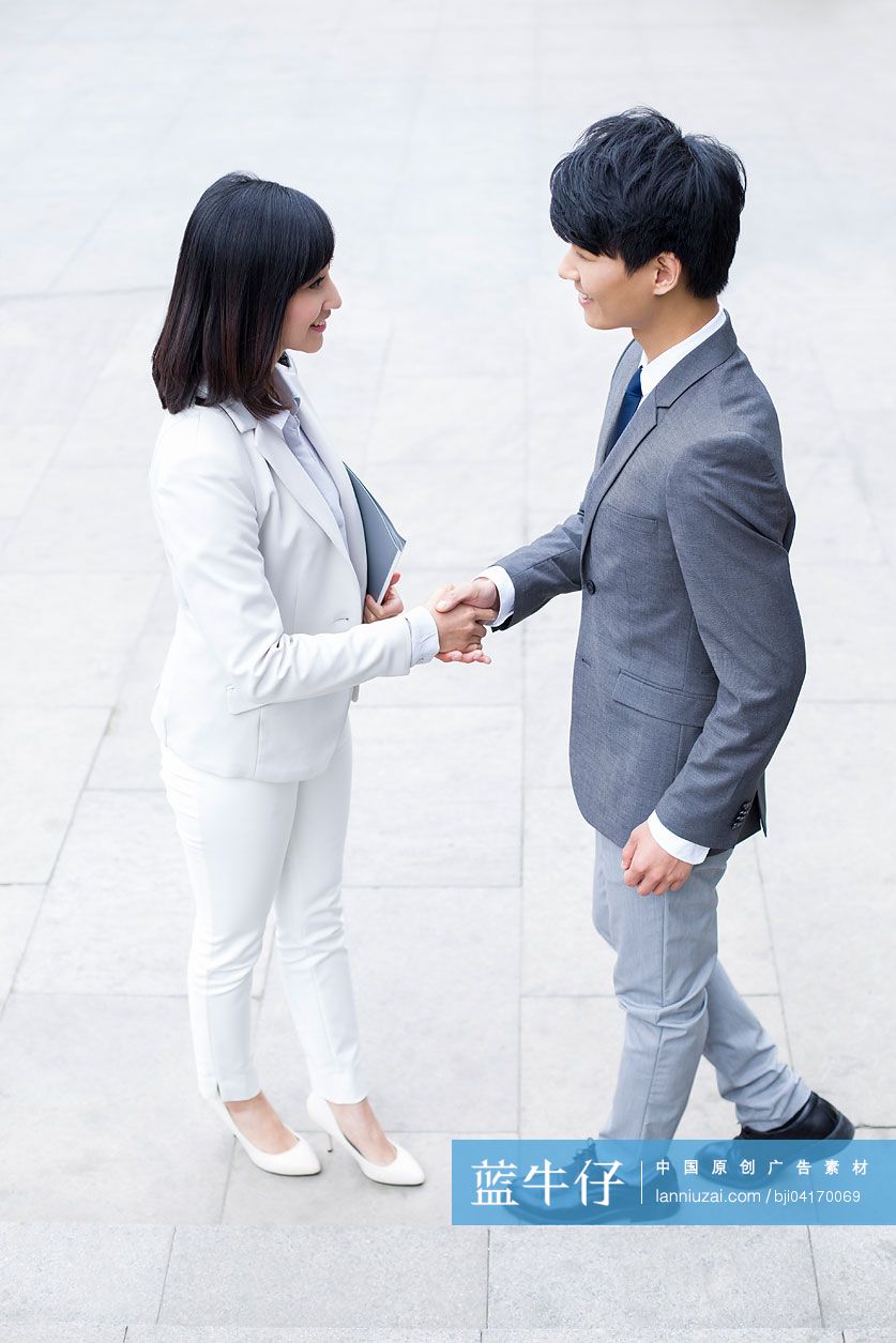 年轻商务人士握手