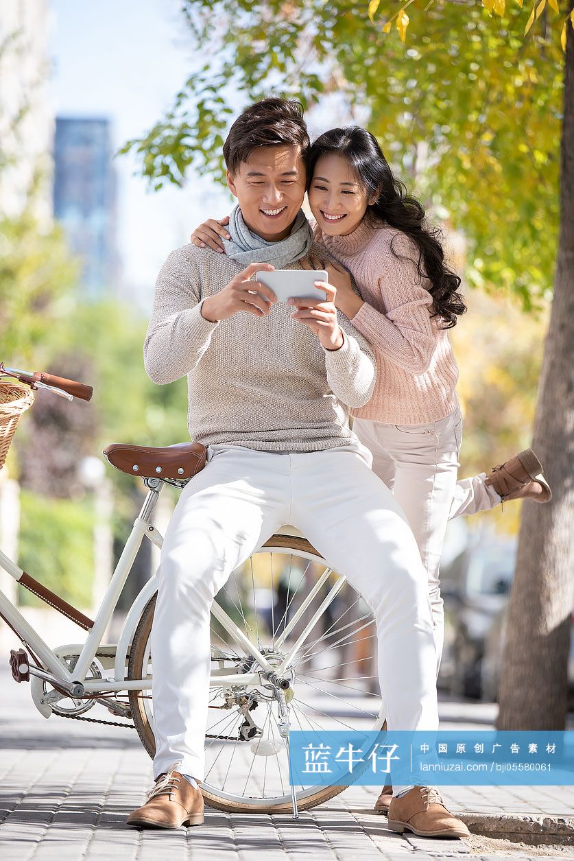 快乐的年轻情侣玩手机