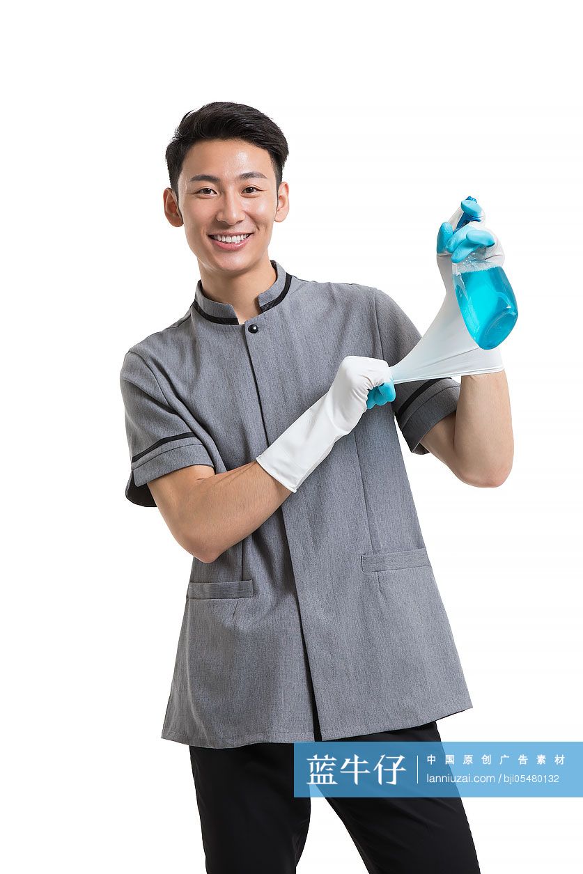 开心的保洁员拿着清洗液