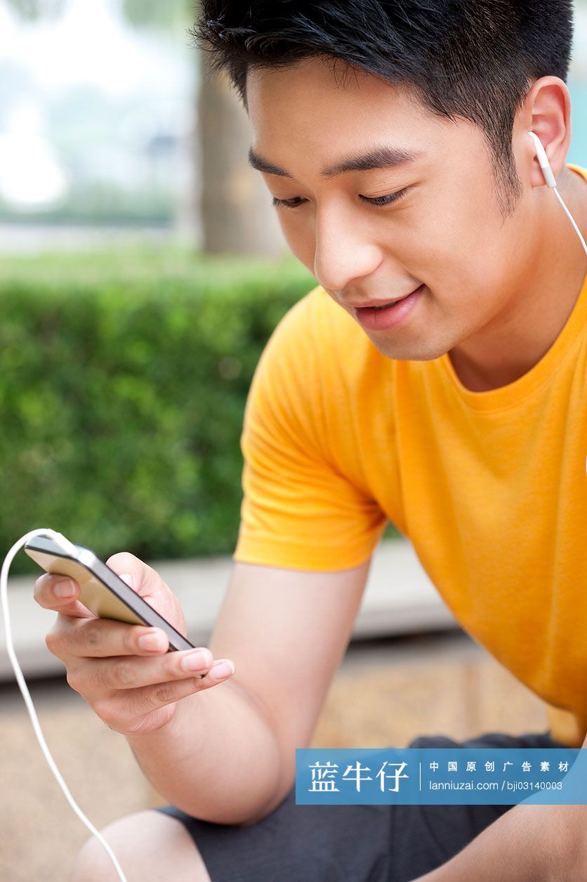 年轻男子和手机