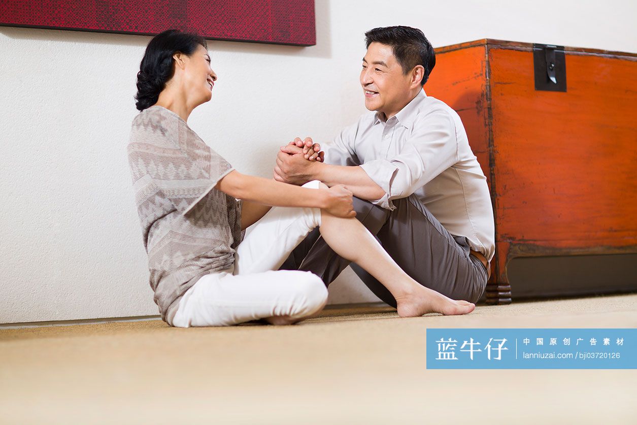 中年夫妇聊天-蓝牛仔影像-中国原创广告影像素材