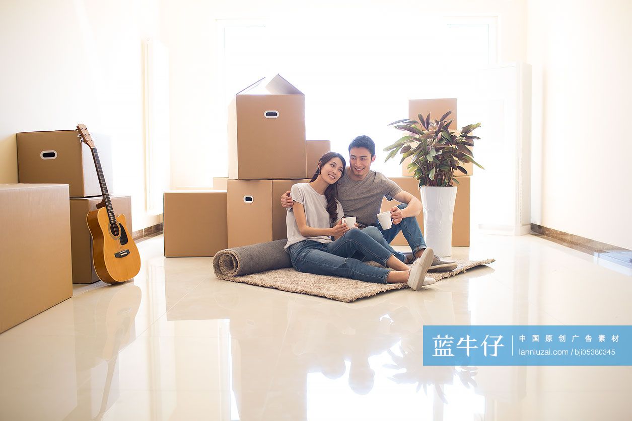 年轻夫妇搬入新家-蓝牛仔影像-中国原创广告影像素材