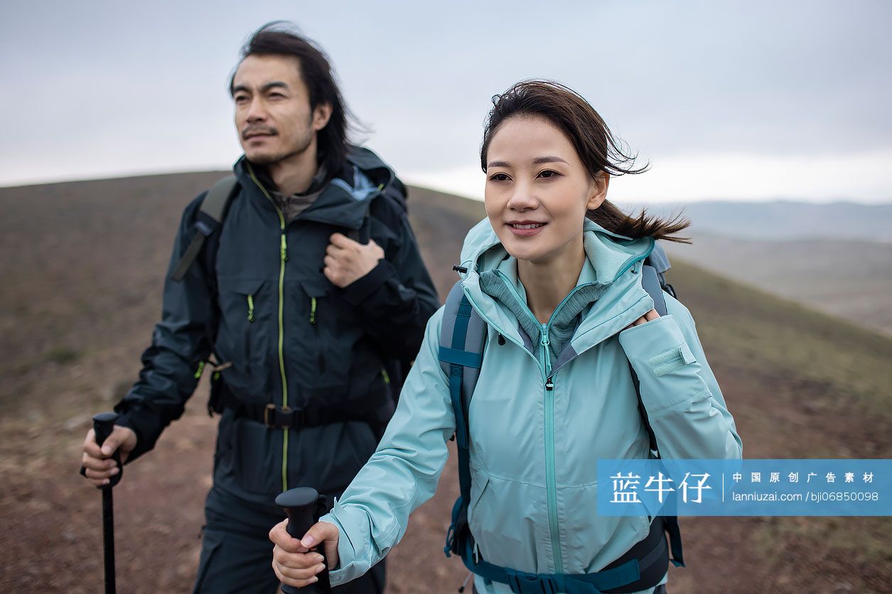 快乐的情侣徒步旅行