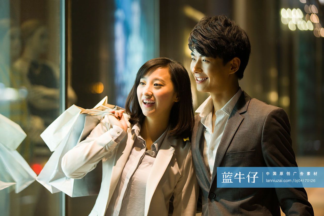 年轻情侣下班后购物