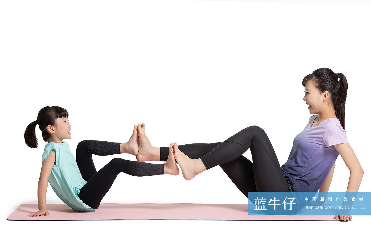 快乐的母女俩一起健身