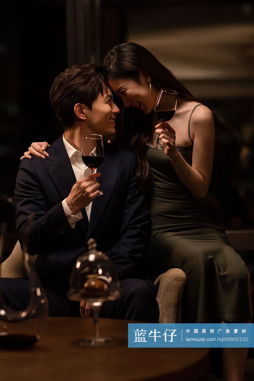 优雅的年轻情侣品尝红酒