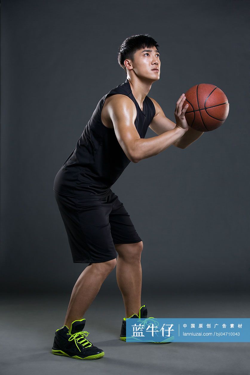 年轻男子打篮球-原创广告素材图片-蓝牛仔