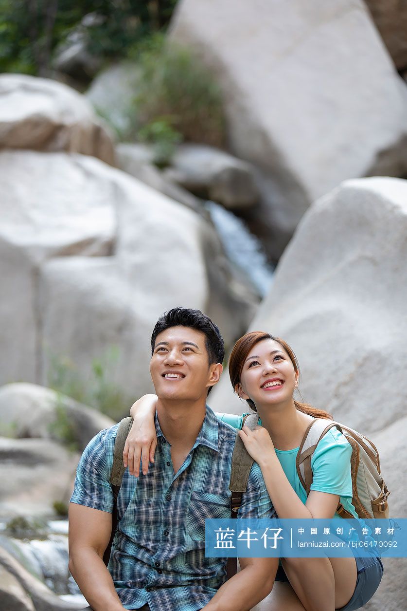 快乐的年轻情侣户外徒步旅行